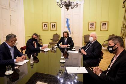Claudio Tapia y Matías Lammens, a la izquierda; Ginés González García y Marcelo Tinelli, a la derecha. En el medio, Santiago Cafiero, jefe de Gabinete.