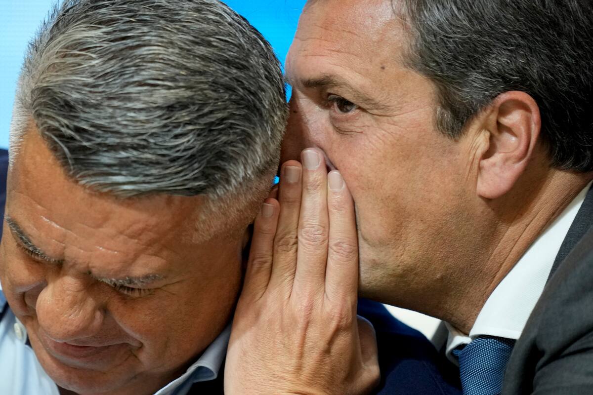 Claudio Tapia y Sergio Massa: cuando se pasa el límite que debería separar el deporte de la política