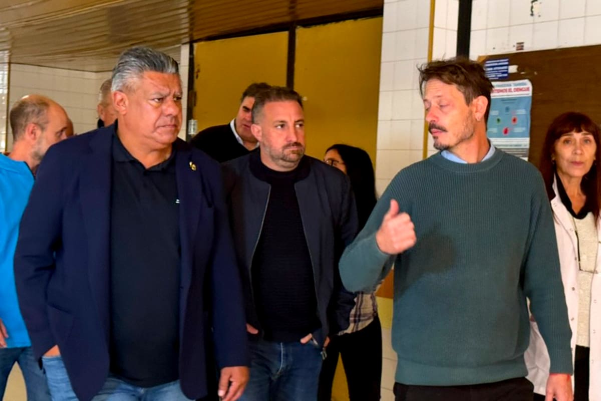 Claudio Tapida, presidente de AFA, Y Cristian Malaspina, secretario general de AFA, junto al director del Hospital Penna en Bahía Blanca