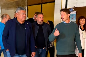 Claudio Tapida, presidente de AFA, Y Cristian Malaspina, secretario general de AFA, junto al director del Hospital Penna en Bahía Blanca