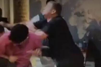 Claudio "Turco" García lanza una trompada dirigida a un exbarra de Racing y en el medio Luquitas Rodríguez intenta refugiarse