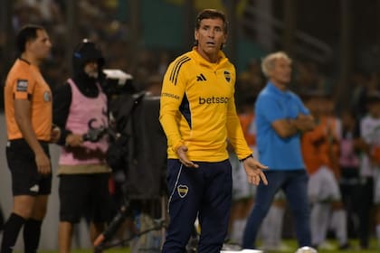 Claudio Ubeda, DT de Boca, durante el cotejo ante Gimnasia de Chivilcoy