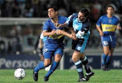 Claudio Ubeda intercepta el avance de Walter Gaitán; Racing se llevó la Copa Ciudad de Mar del Plata