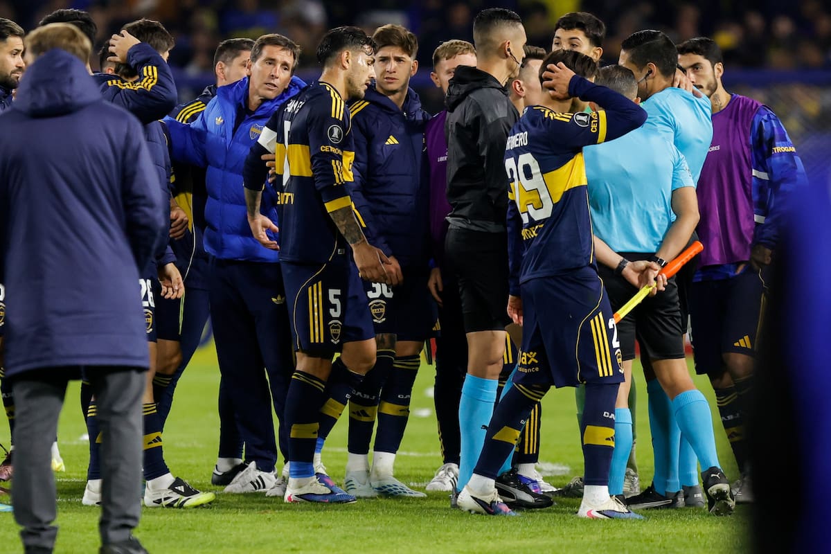 Claudio Ubeda, Leandro Paredes y todo Boca rodean al árbitro venezolano Jesús Valenzuela después del polémico 1-1 con Cruzeiro, en la Bombonera, por la Copa Libertadores