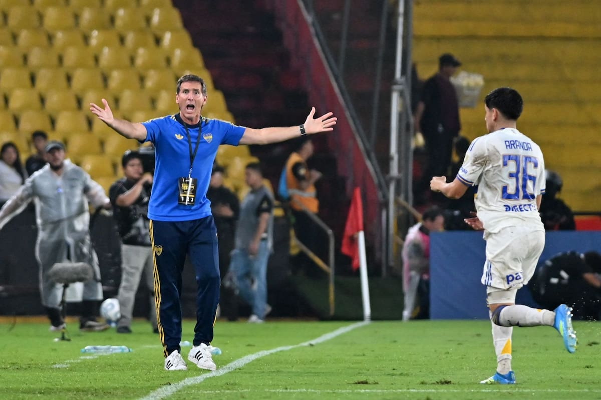 Claudio Ubeda protesta al borde del campo de juego: Boca no hizo un buen partido y condicionó su clasificación en la COpa.