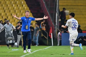 Claudio Ubeda protesta al borde del campo de juego: Boca no hizo un buen partido y condicionó su clasificación en la COpa.