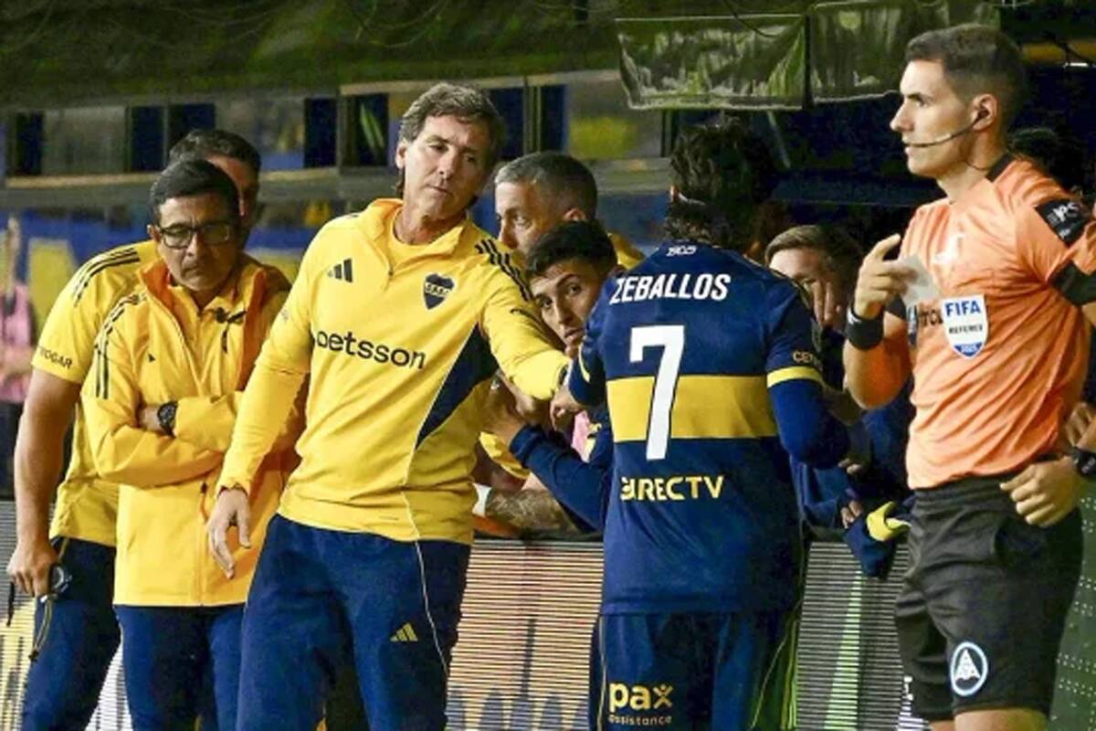 Claudio Ubeda saluda a Exequiel Zeballos luego de sacarlo en el 0-1 eliminatorio frente a Racing en el torneo Clausura: el cambio que modificó la percepción del mundo Boca sobre la figura del DT.