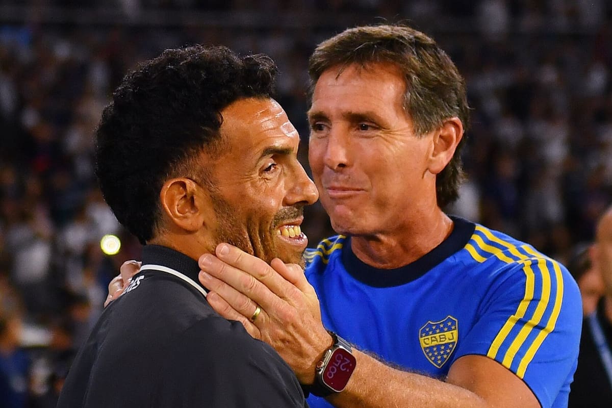 Claudio Ubeda y Carlos Tevez se saludan en la previa del partido: Boca ganó en Córdoba y cortó la racha positiva de Talleres.