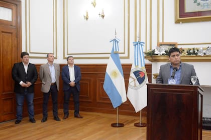 Claudio Vidal, el viernes al mediodía. Detrás de él, Pedro Luxen, ministro de Gobierno; Daniel Alvarez, jefe de Gabinete, y Fabián Leguizamón, vicegobernador.