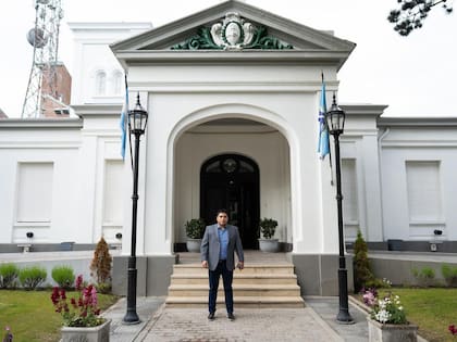 Claudio Vidal, en su primer día como gobernador, antes de ingresar a Casa de Gobierno.