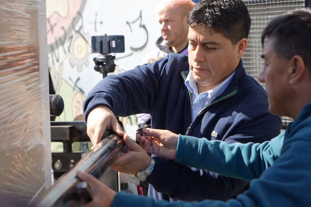 Claudio Vidal, gobernador de Santa Cruz, durante la entrega de calderas en escuelas de Caleta Olivia.