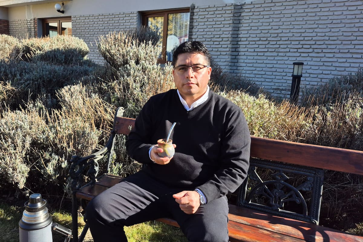 Claudio Vidal, gobernador de Santa Cruz, en la residencia oficial de El Calafate, durante la entrevista con LA NACION