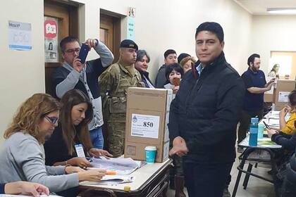 Claudio Vidal, gobernador electo de Santa Cruz, al emitir ayer su voto, en la elección que lo catapultó al sillón que ocupó Nestor Kirchner