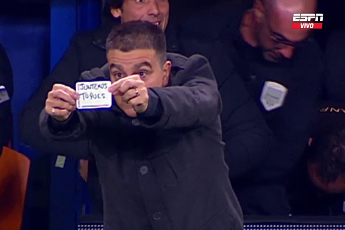 Claudio Vivas y su extraño método de conducción en La Bombonera