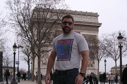 Claudio vivió dos años en París.