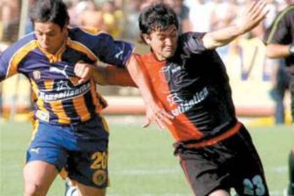Claudio Yerbatero González y Gastón Aguirre, en el apasionado duelo rosarino