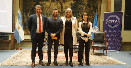 Claudio Zuchovicki (presidente de Byma), Ariel Sbdar (Cocos Capital), Sonia Salvatierra (vicepresidente de la CNV) y María Paula Arregui (Mercado Pago), durante el evento de la CNV
