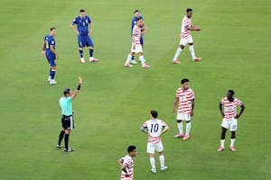 Problemas para Estados Unidos: su figura y goleador fue expulsado y aún queda media hora ante Bosnia-Herzegovina