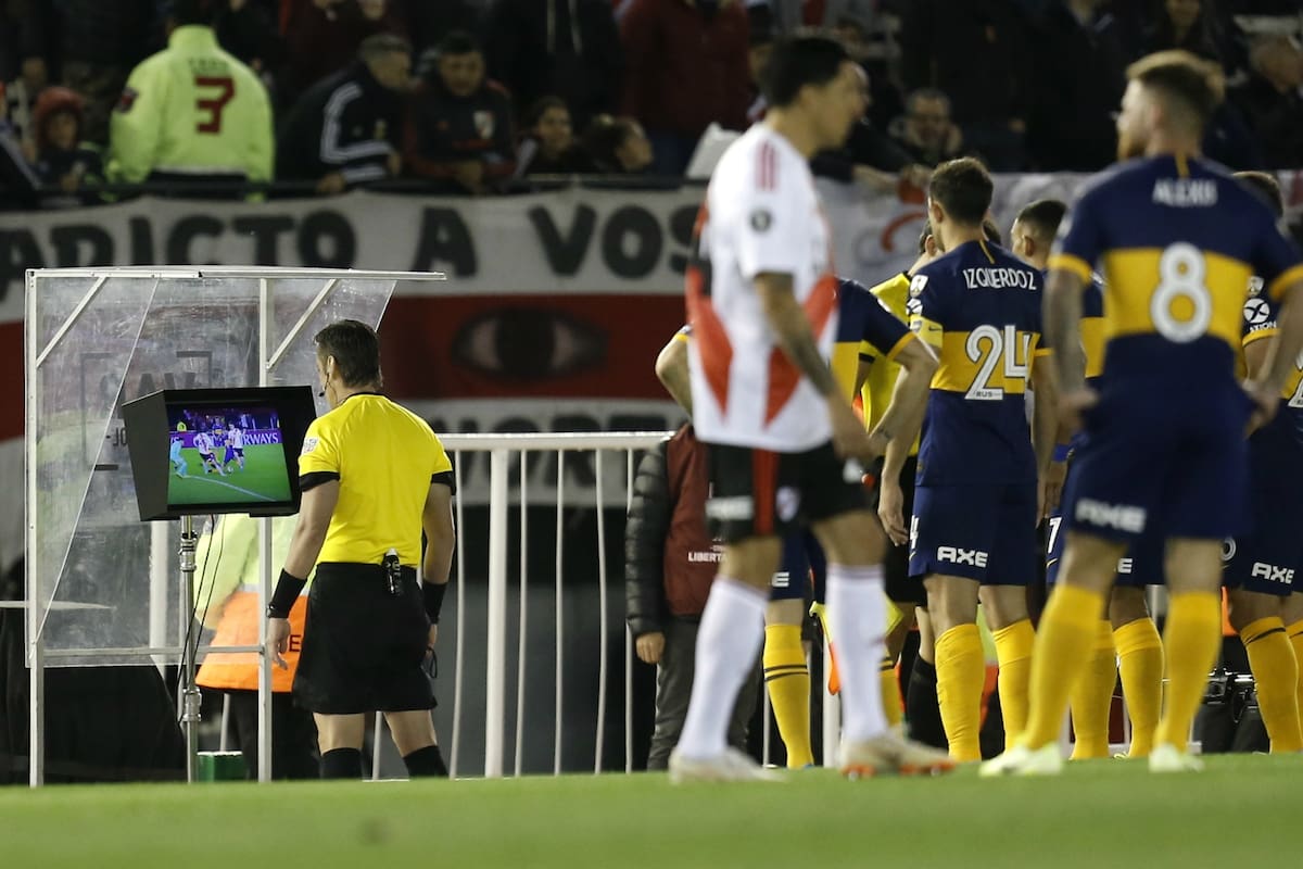 Claus observa en el monitor la falta de Mas sobre Borré; allí sancionó el penal para River en el superclásico