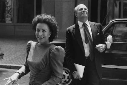 Claus von Bülow deja la corte sonriente junto a su novia, Andrea Reynolds, luego de ser absuelto