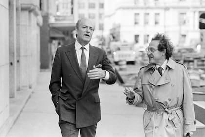 Claus von Bülow junto al abogado y profesor de Harvard Alan M. Dershowitz, que fue quien logró apelar la sentencia de 30 años de prisión y llegar a un segundo juicio para su cliente