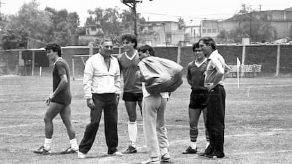Clausen, el Profe Echevarría, Ruggeri, Galíndez, Maradona y Bilardo en la casa de la selección