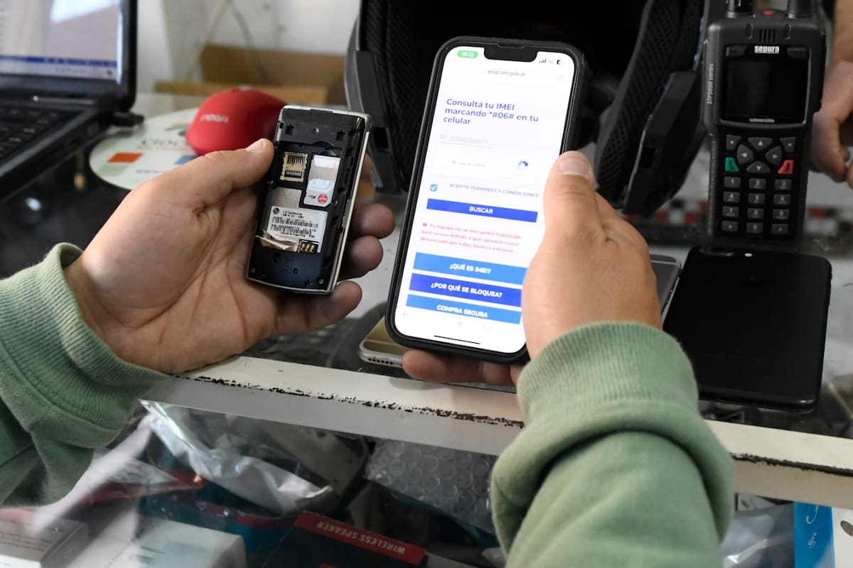 Clausuran un local de celulares robados en Flores