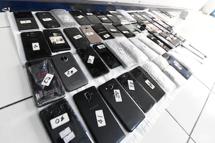 Clausuran un local de celulares robados en Flores