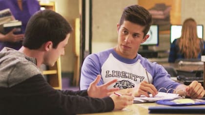 Clay (Dylan Minnette) junto a Jeff (Brandon Larracuente)