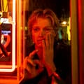 La sed de venganza da pie a un melodrama de body horror con la firma de Mike Flanagan