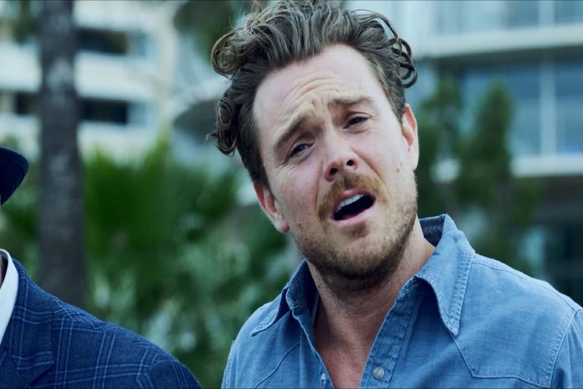 Clayne Crawford, quien interpretó al detective Martin Riggs en las dos primeras temporadas de la serie de Warner Arma Mortal, fue despedido de la trama por presuntos comportamientos inadecuados en el set de rodaje.