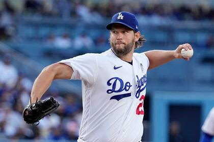 Clayton Kershaw, abridor de los Dodgers de Los Ángeles, hace un lanzamiento en el duelo del viernes 2 de junio de 2023, ante los Yanquis de Nueva York (AP Foto/Mark J. Terrill)
