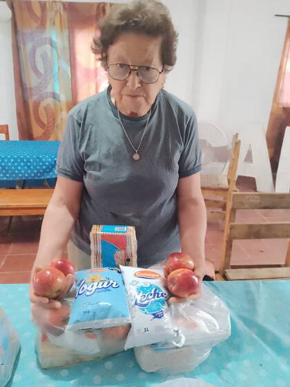 Clemencia tiene 82 años y dice: "El bolsón me viene muy bien porque vivo sola y la jubilación se va para impuestos y remedios"