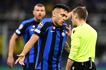 Clement Turpin, durante un partido de Inter en la Champions League, discutiendo con el delantero argentino Lautaro Martínez