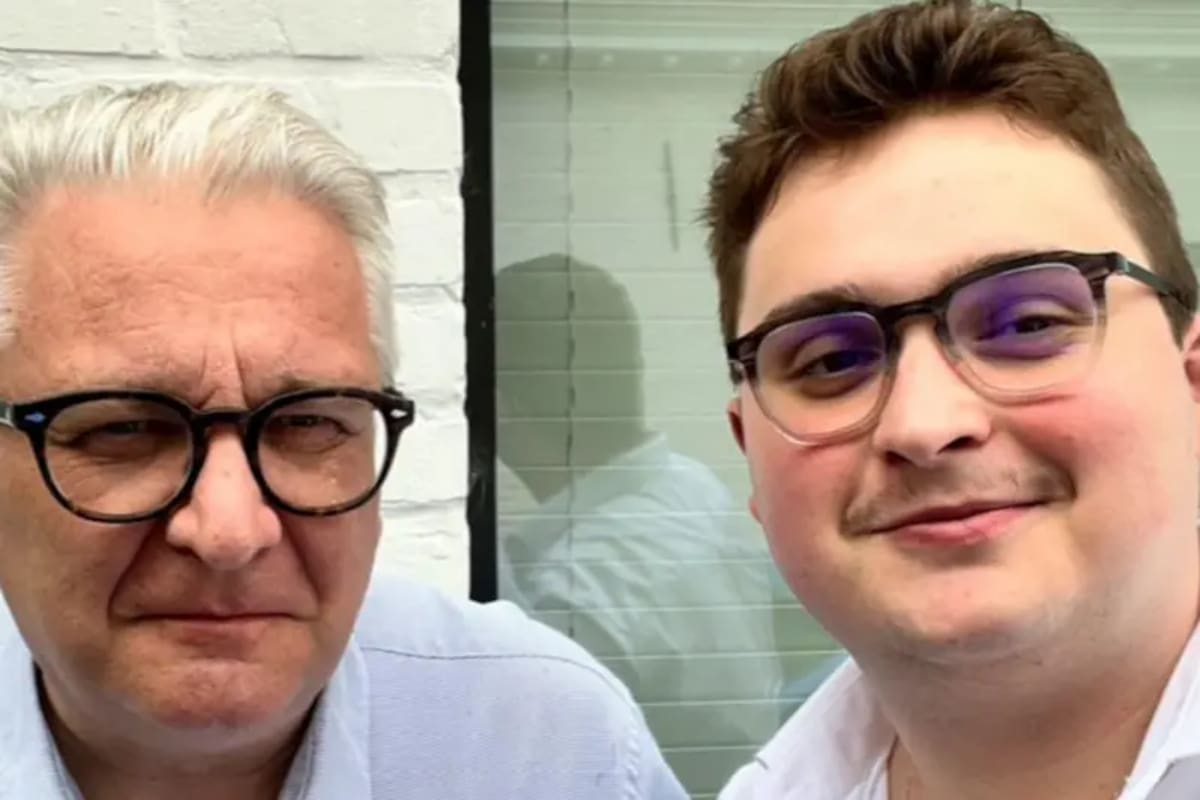 Clément Vandenkerckhove (derecha) con su padre, el príncipe Laurent