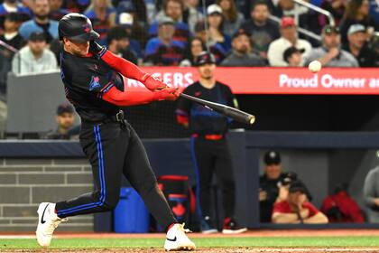 Clement y Barger conectan jonrones; Azulejos ganan 11-7 a Atléticos y superan marca de .500.