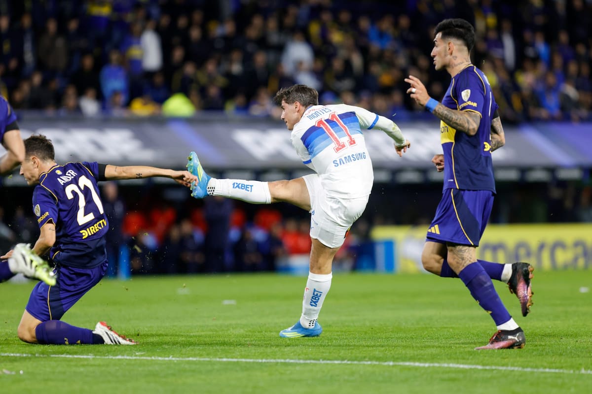 Clemente Montes ya pateó: el balón dará en el palo izquierdo de Leandro Brey y se meterá en el arco de Boca; será el 1-0 de la Universidad Católica en la Bombonera