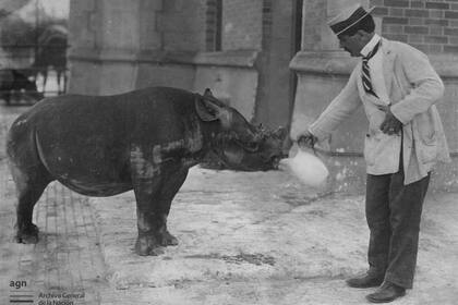 Clemente Onelli, el director del zoológico de Buenos Aires, fue un hombre de ciencia italiano que vino a vivir a la Argentina en su juventud y se encargó, entre otras cosas, de montar la Cabrería Municipal en Parque Patricios