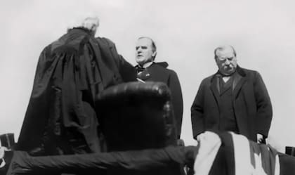 Cleveland (d), en la inauguración de la presidencia de McKinley (c). McKinley llevaría a cabo la anexión de Hawái que Cleveland había rechazado