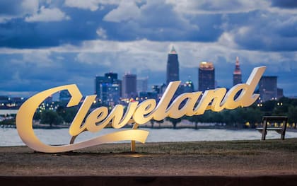 Cleveland es una importante ciudad de Ohio a orillas del lago Erie. Entre otros puntos destacados, es conocida por el Museo de Arte de Cleveland, la Orquesta de Cleveland y el Salón de la Fama del Rock and Roll.