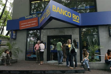 Los damnificados en la puerta de la sucursal robada