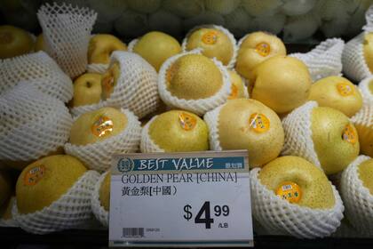 Clientes de supermercados asiáticos se preparan para alzas de precios por aranceles de Trump