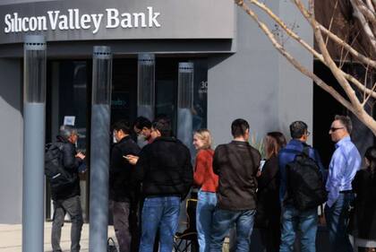 Clientes del SVB hacen cola en la pueeta del banco.