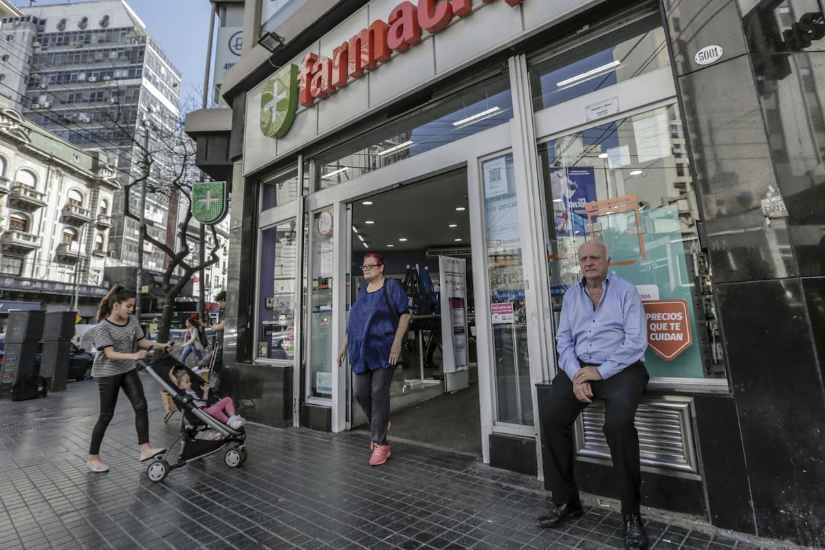 Clientes entrando y saliendo de Farmacity