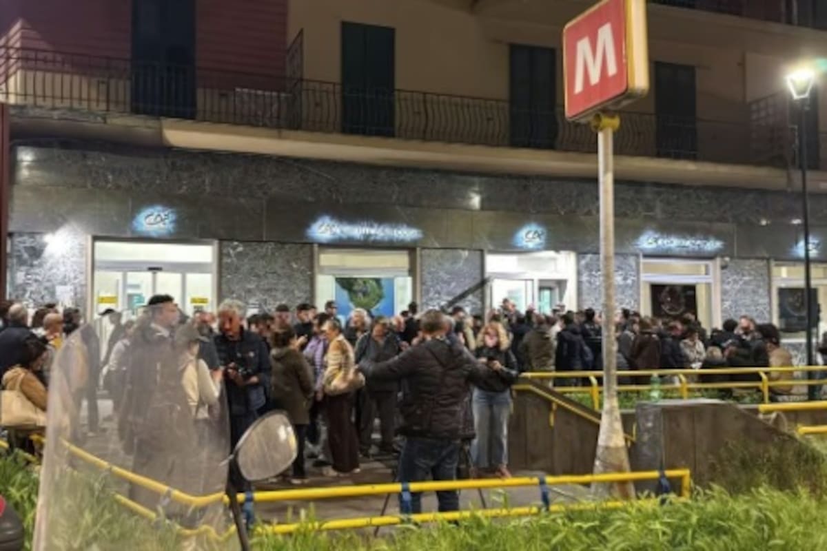 Clientes frente a la sucursal del banco Crédit Agricole, de Nápoles