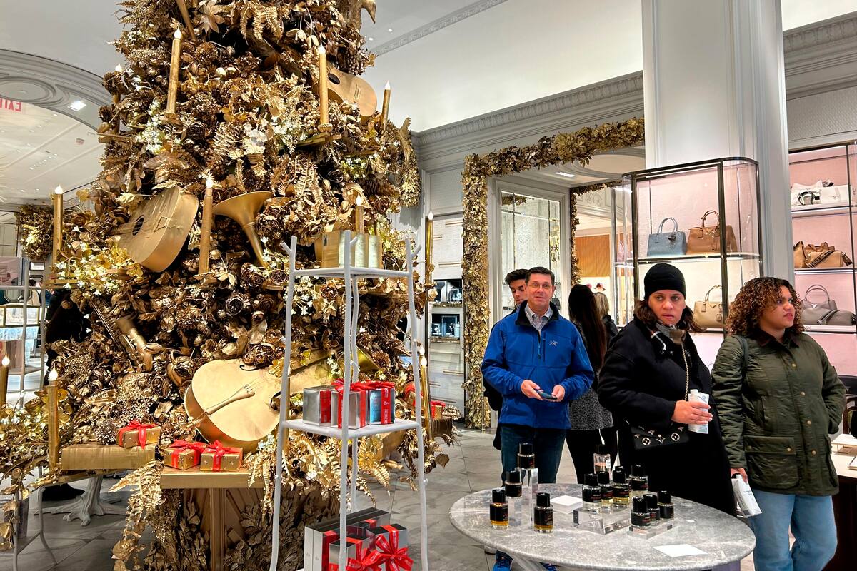 Clientes pasan junto a un árbol de Navidad en la tienda Bergdorf Goodman el domingo 24 de noviembre de 2024, en Nueva York. (AP foto/Anne D'Innocenzio)