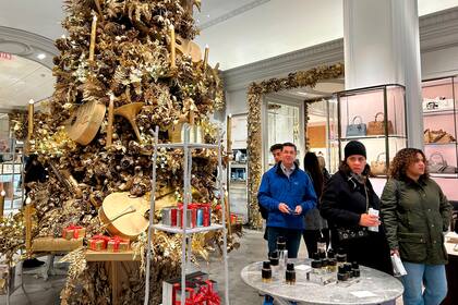 Clientes pasan junto a un árbol de Navidad en la tienda Bergdorf Goodman el domingo 24 de noviembre de 2024, en Nueva York. (AP foto/Anne D'Innocenzio)