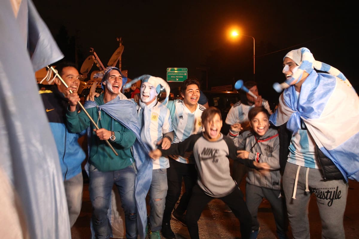 Clima mundialista: los hinchas que acudieron a despedir a la selección argentina