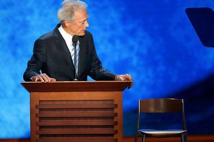 Clin Eastwood le habló durante toda su aparición a un supuesto Obama que sólo era una silla vacía