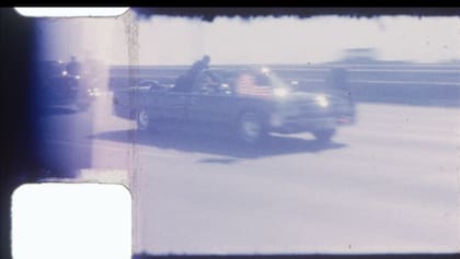 Clint Hill, un agente del Servicio Secreto, encima del auto que llevaba al presidente John F. Kennedy al hospital tras ser tiroteado en Dallas el 22 de noviembre de 1963. Durante décadas, la película tomada por Dale Carpenter ha sido una reliquia familiar, y rara vez vista por personas ajenas a la familia. (RR Auction via The New York Times)